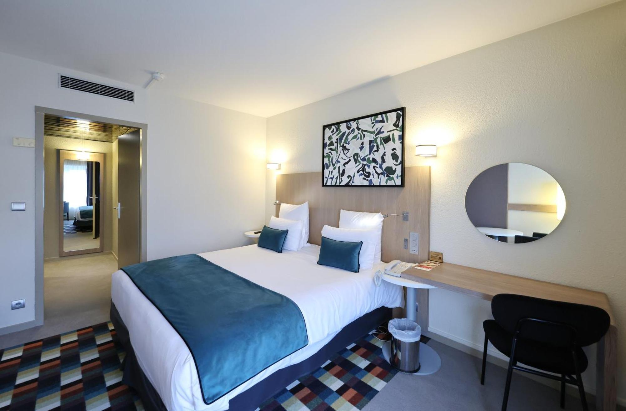 2 Adjacent Rooms (non-communicating)